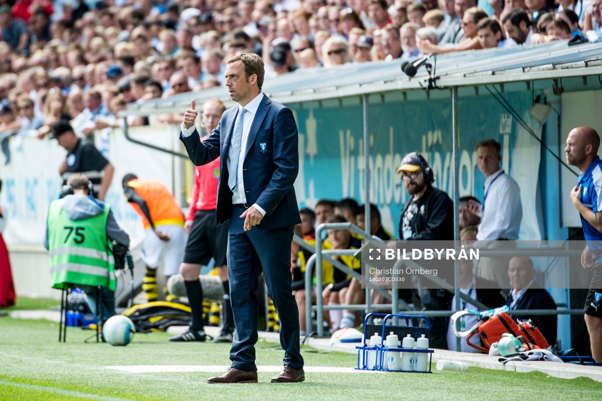 Malmö FFs tränare Allan Kuhn gör tummen upp