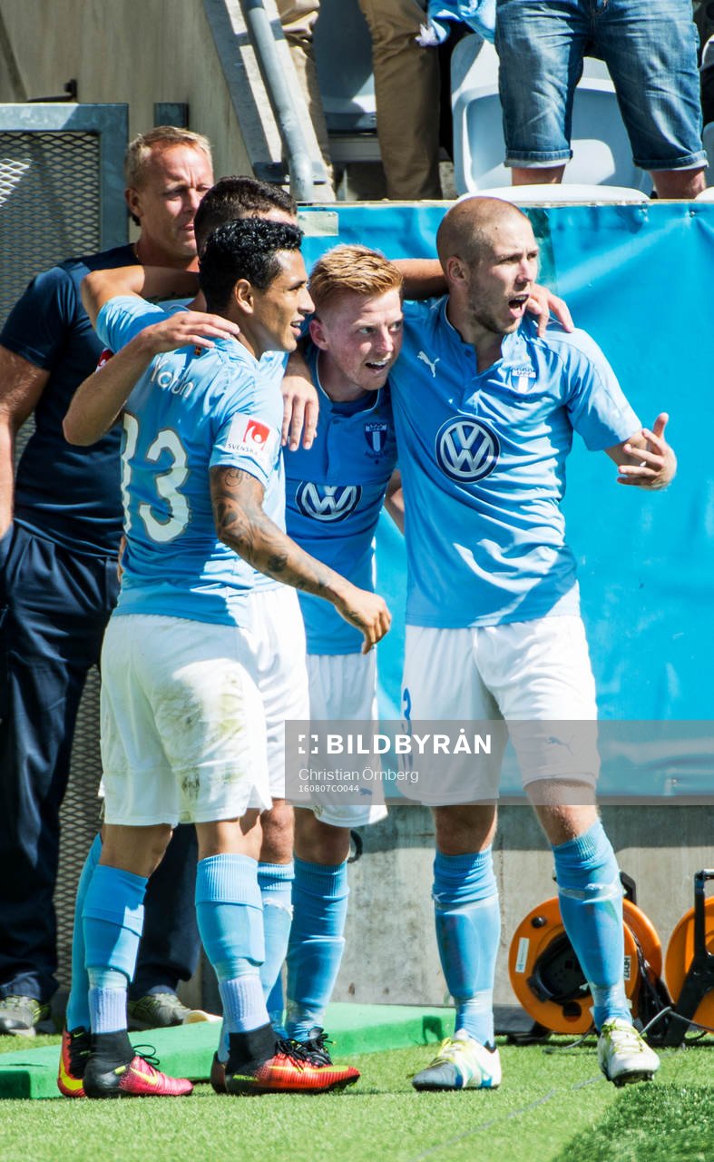 Malmö FFs Anders Christiansen jublar med Yoshimar Yotún
