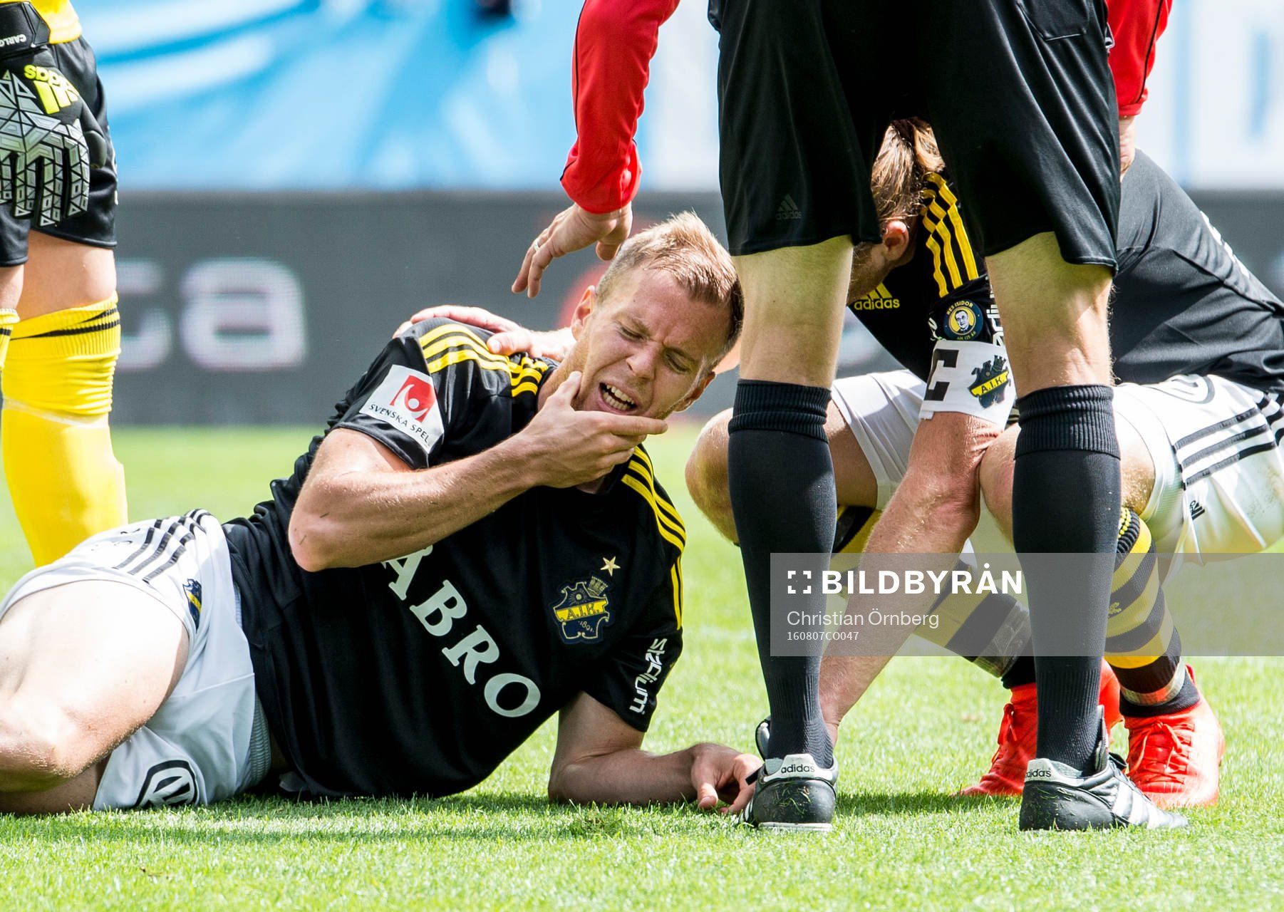 s Per Karlsson tar sig för käken
