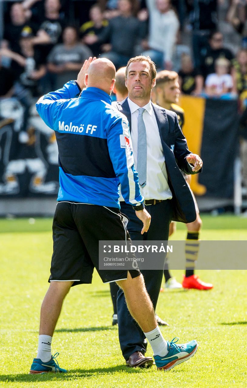 Malmö FFs tränare Allan Kuhn och assisterande tränare Olof Persson jublar efter fotbollsmatchen i Allsvenskan mellan Malmö FF och AIK den 7 augusti 2016 i Malmö.