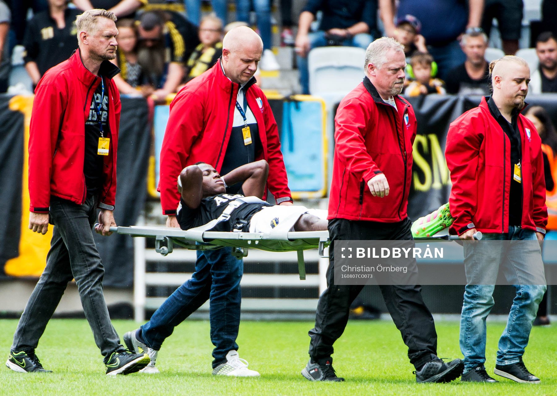 s Patrick Kpozo skadas bärs ut på bår