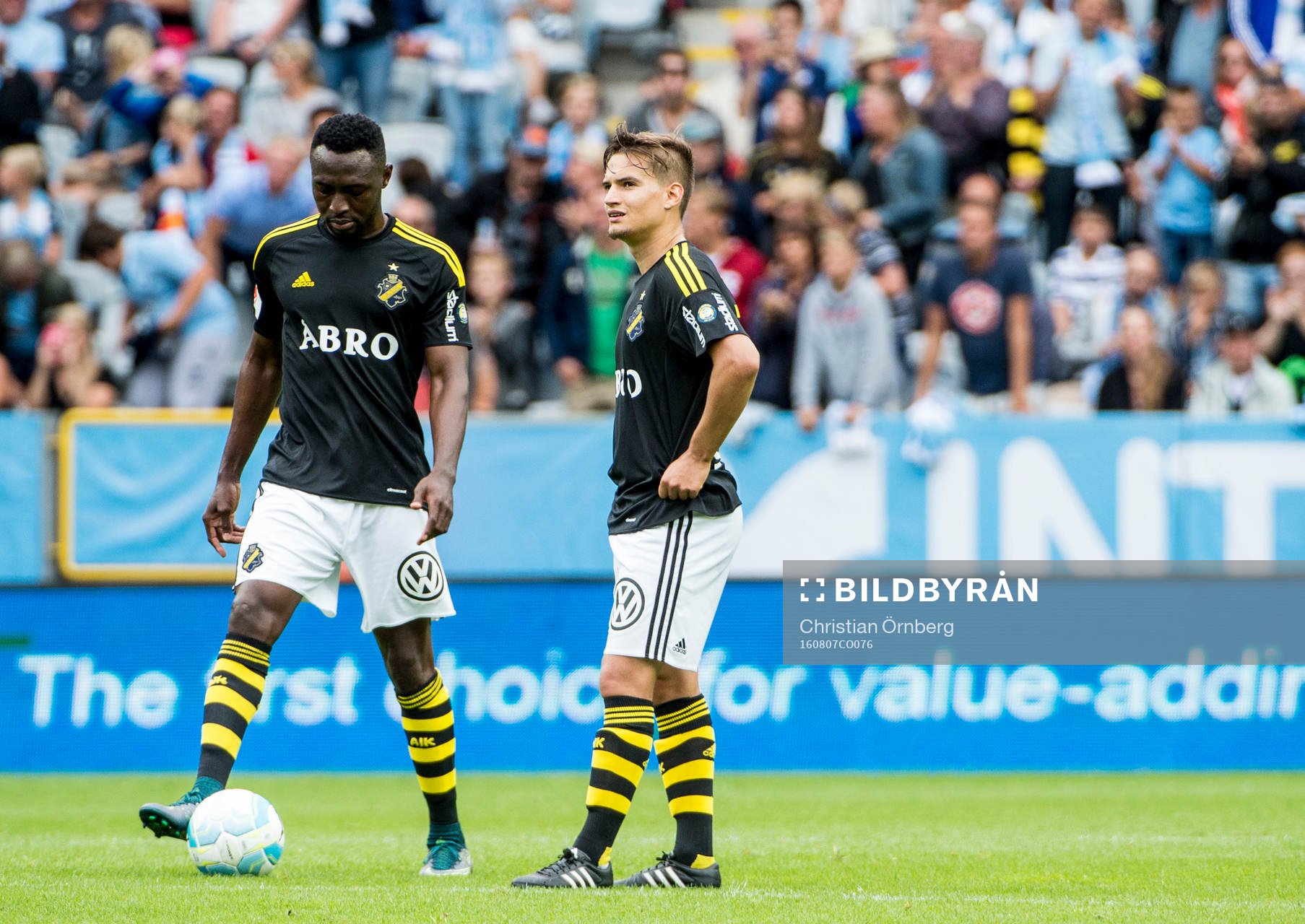 s Chinedu Ogbuke Obasi och Ahmed Yasin deppar