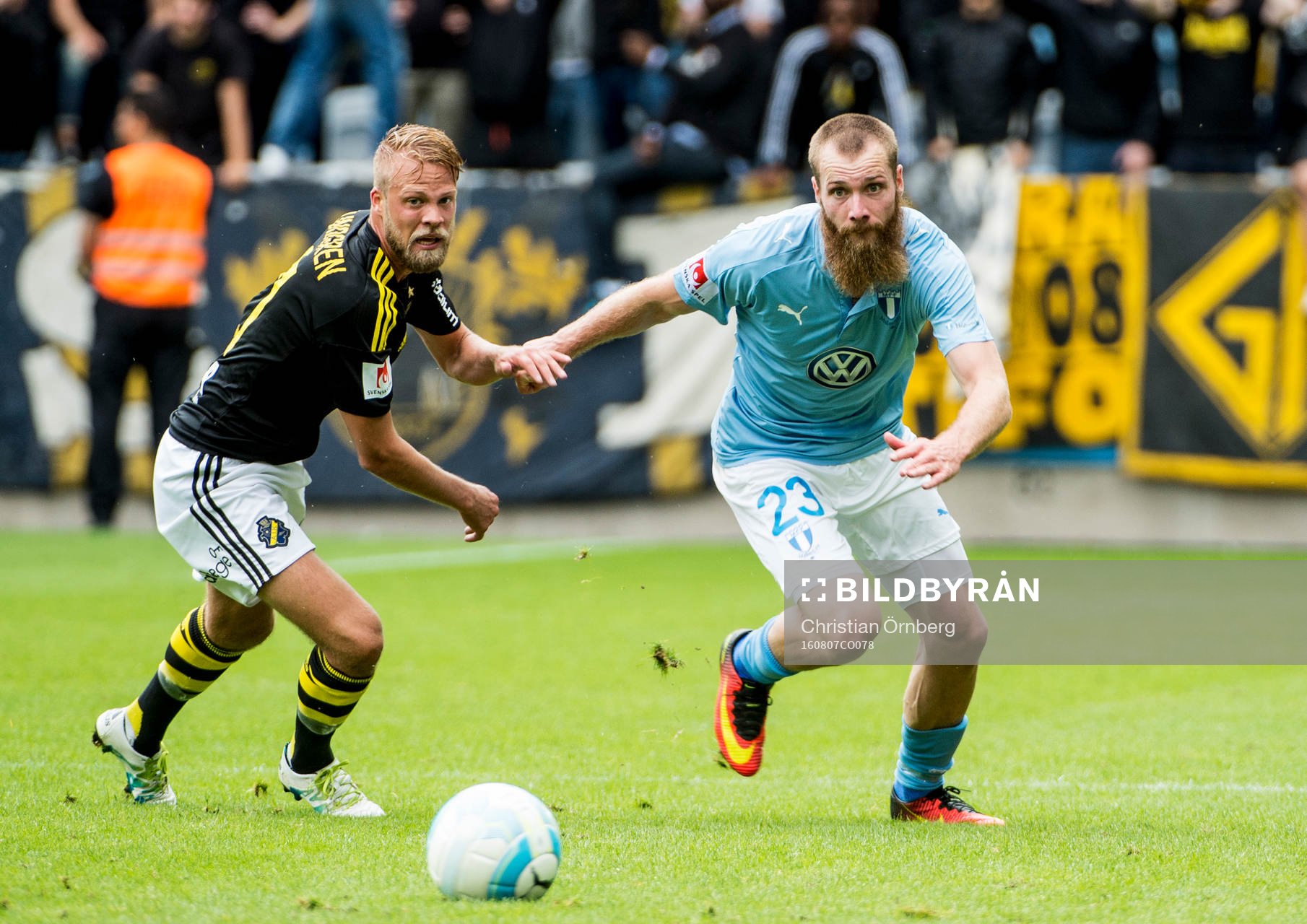 AIK:s Daniel Sundgren i närkamp med Malmö FFs Jo Inge Berget under fotbollsmatchen i Allsvenskan mellan Malmö FF och AIK den 7 augusti 2016 i Malmö.