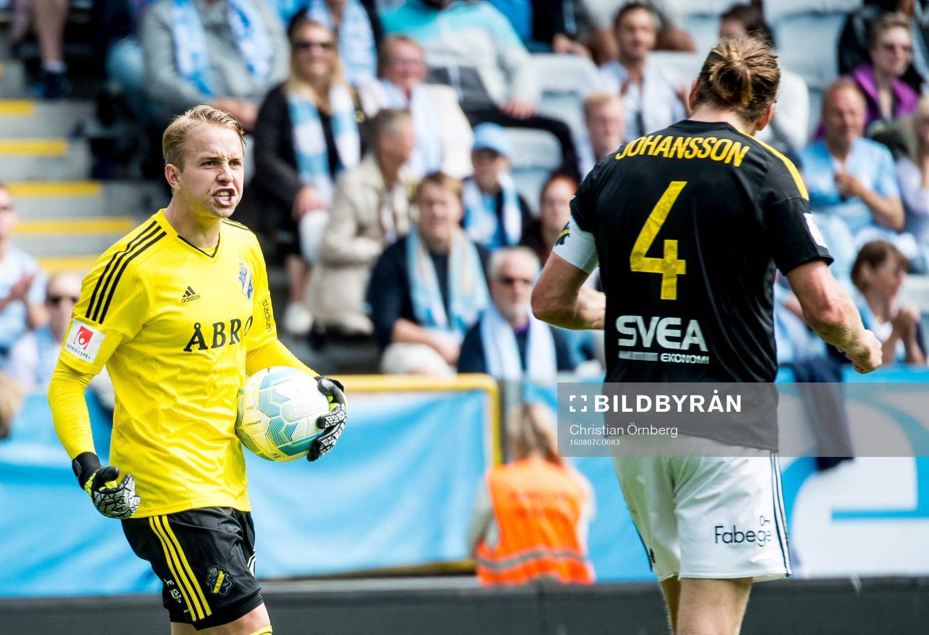 s målvakt Patrik Carlgren skäller på Nils-Eric Johansson