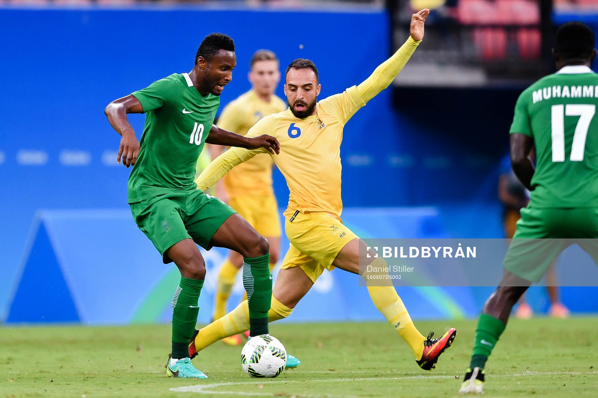 Nigerias John Obi Mikel och Sveriges Abdul Khalili under fotbollsmatchen mellan Sverige och Nigeria den 7 augusti 2015 under OS i Manaus.