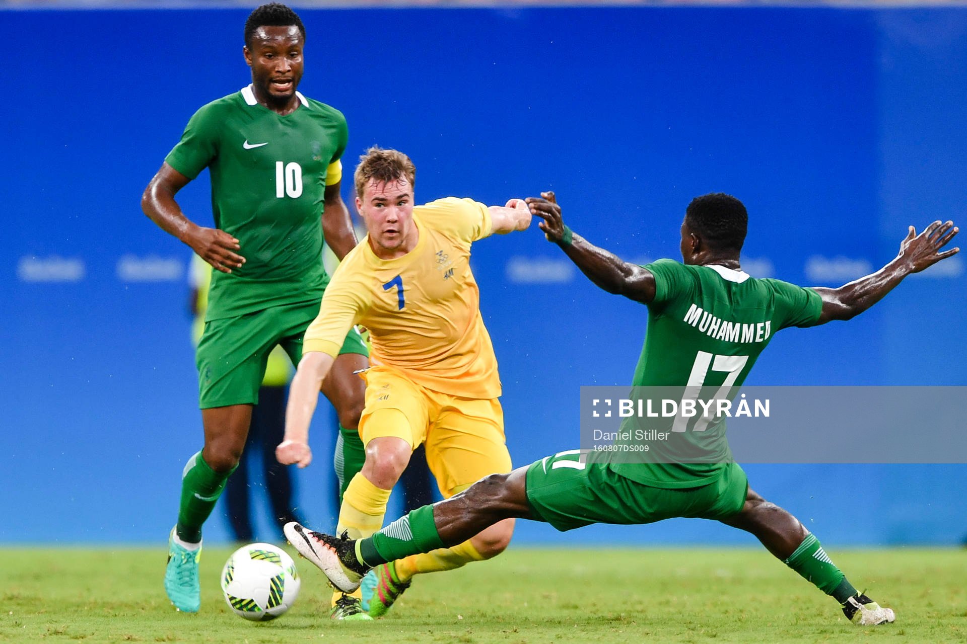 Sveriges Simon Tibbling och Nigerias Usman Muhammed