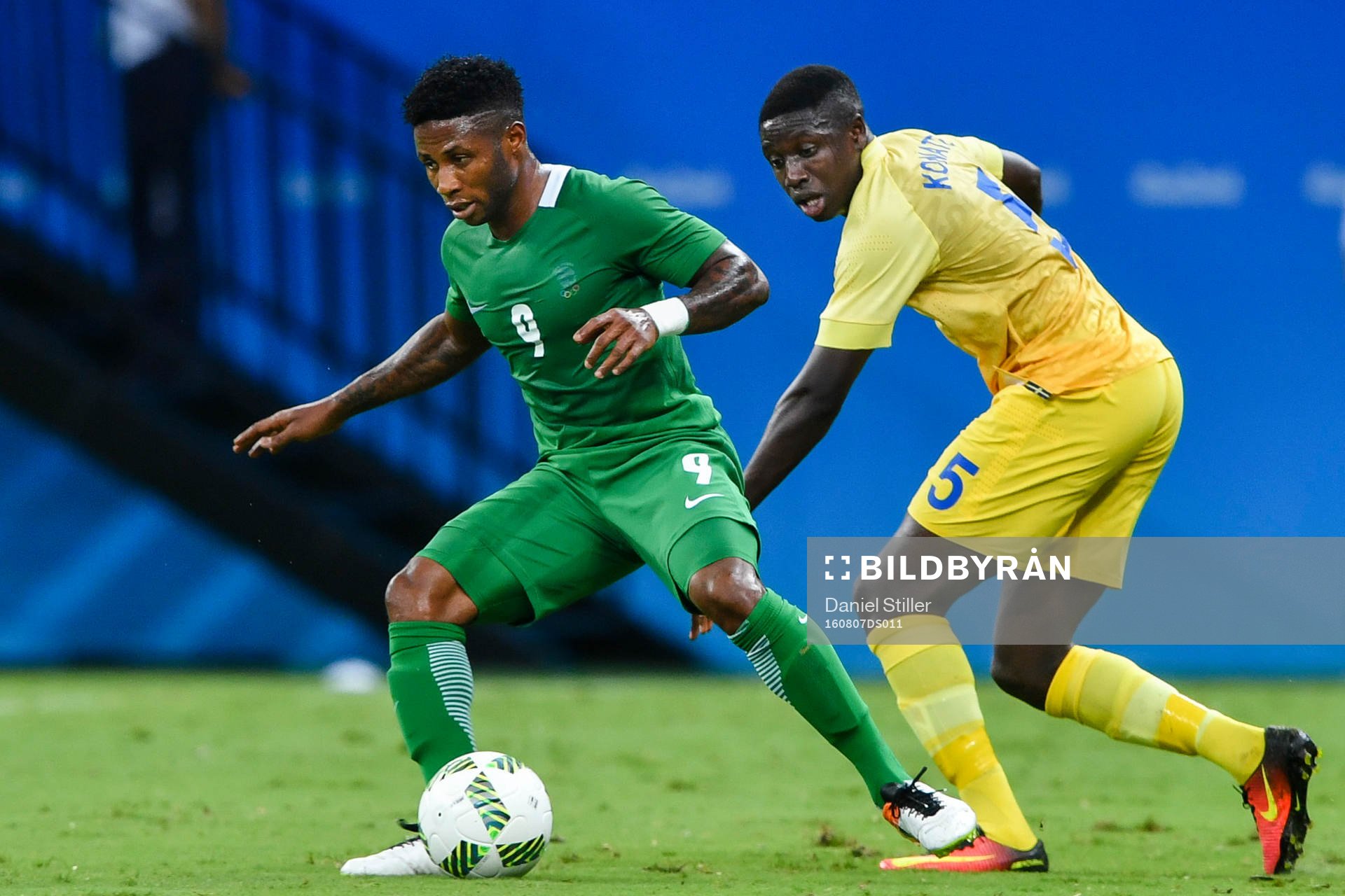 Nigerias Imoh Ezekiel och Sveriges Pa Konate