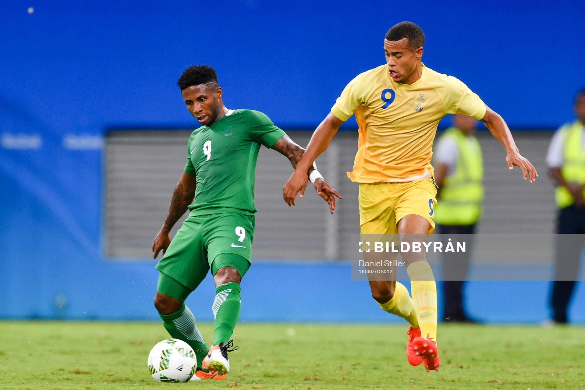 Nigerias Imoh Ezekiel och Sveriges Robin Quaison