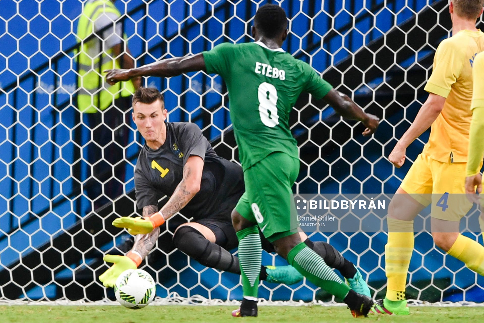 Sveriges målvakt Andreas Linde räddar skott från Nigerias Oghenekaro Etebo under fotbollsmatchen mellan Sverige och Nigeria den 7 augusti 2015 under OS i Manaus.