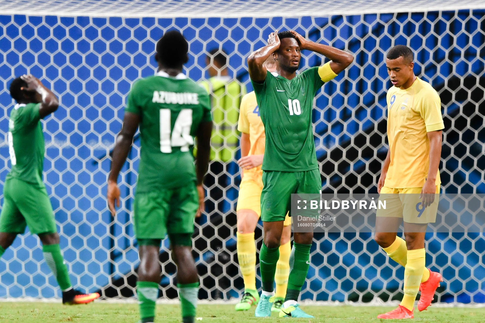 Nigerias Oghenekaro Etebo , Okechukwu Azubuike och John Obi