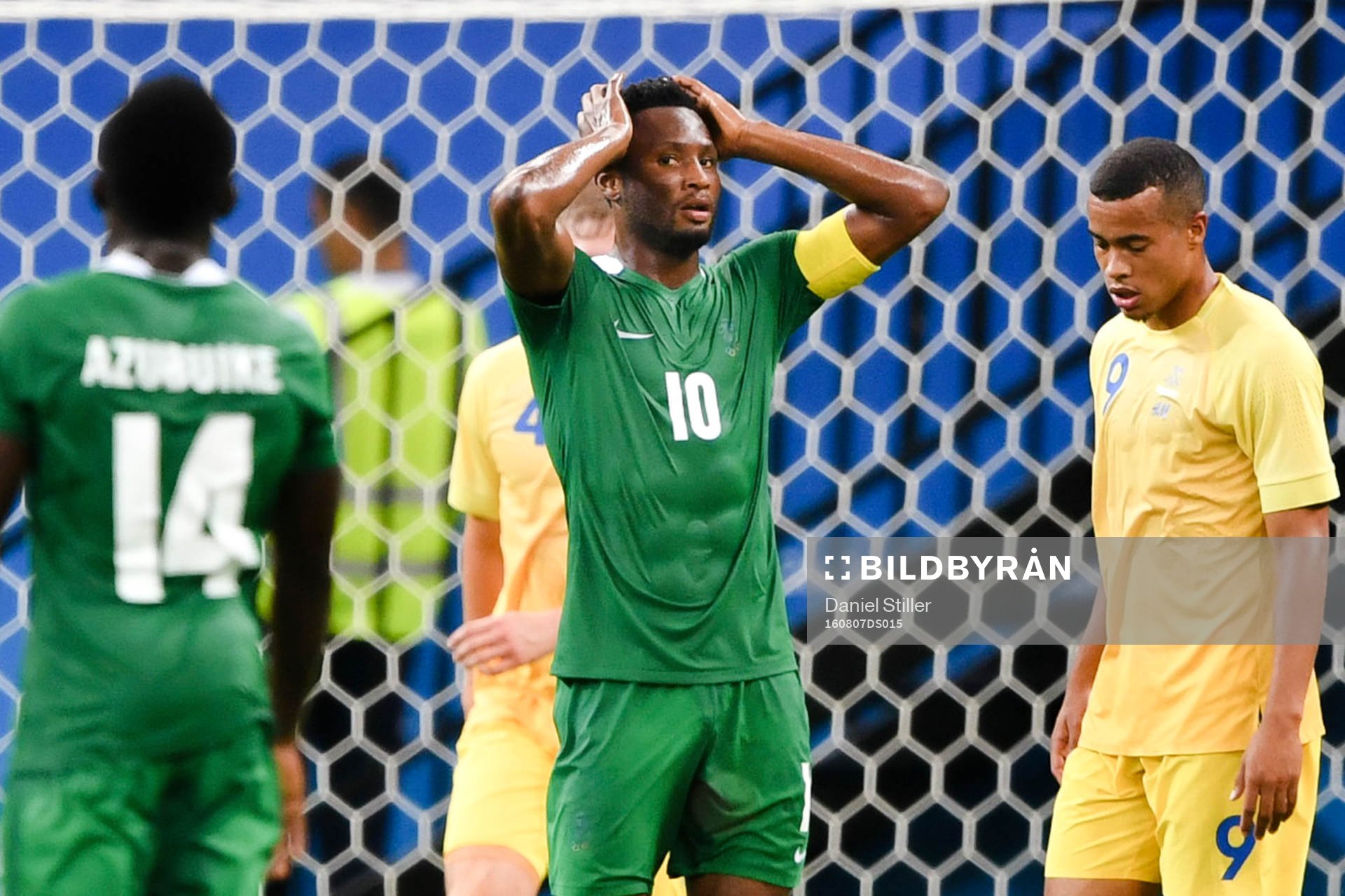 Nigerias Okechukwu Azubuike och John Obi Mikel deppar