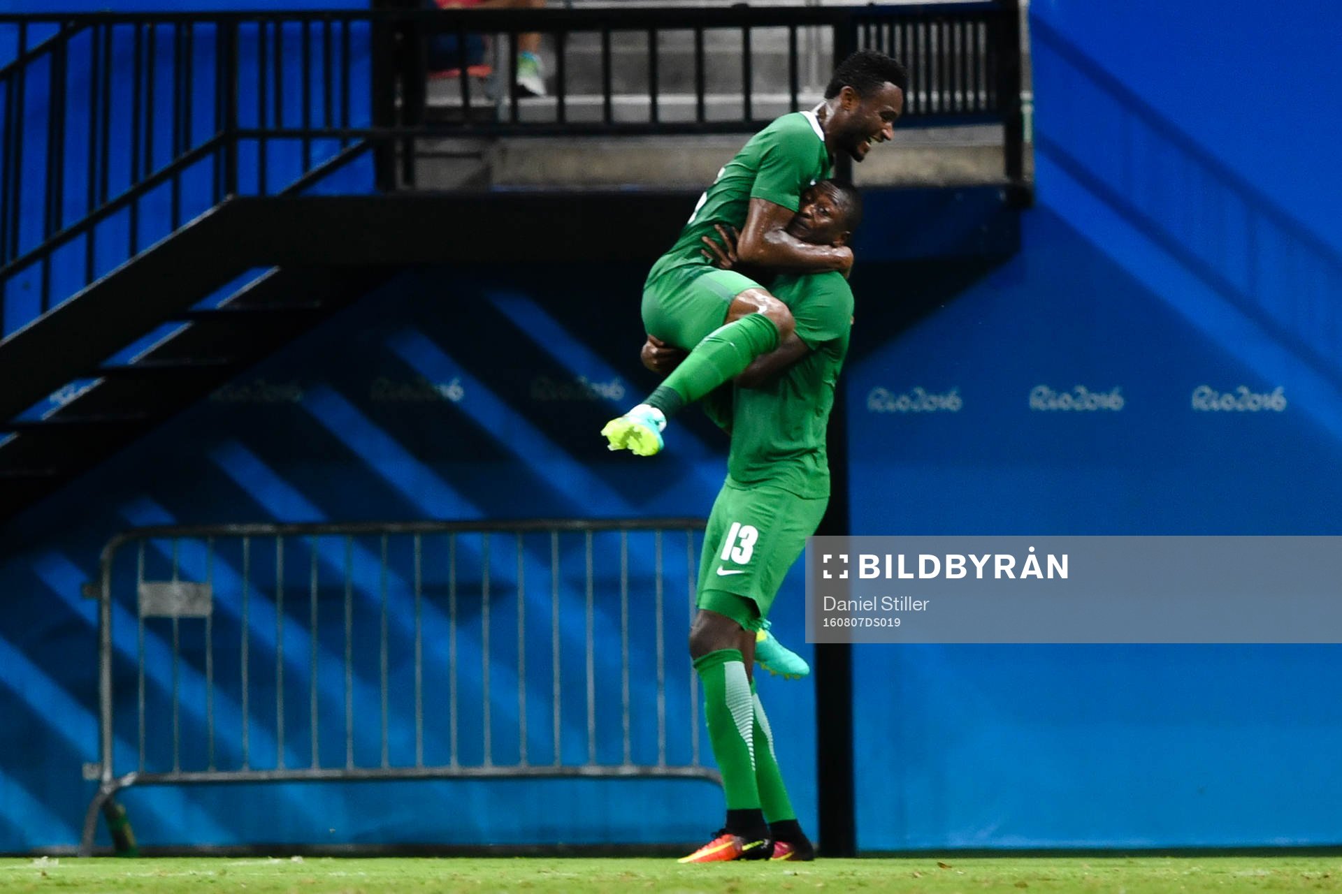 Nigerias William Ekong jublar efter 1-0 under fotbollsmatchen mellan Sverige och Nigeria den 7 augusti 2015 under OS i Manaus.