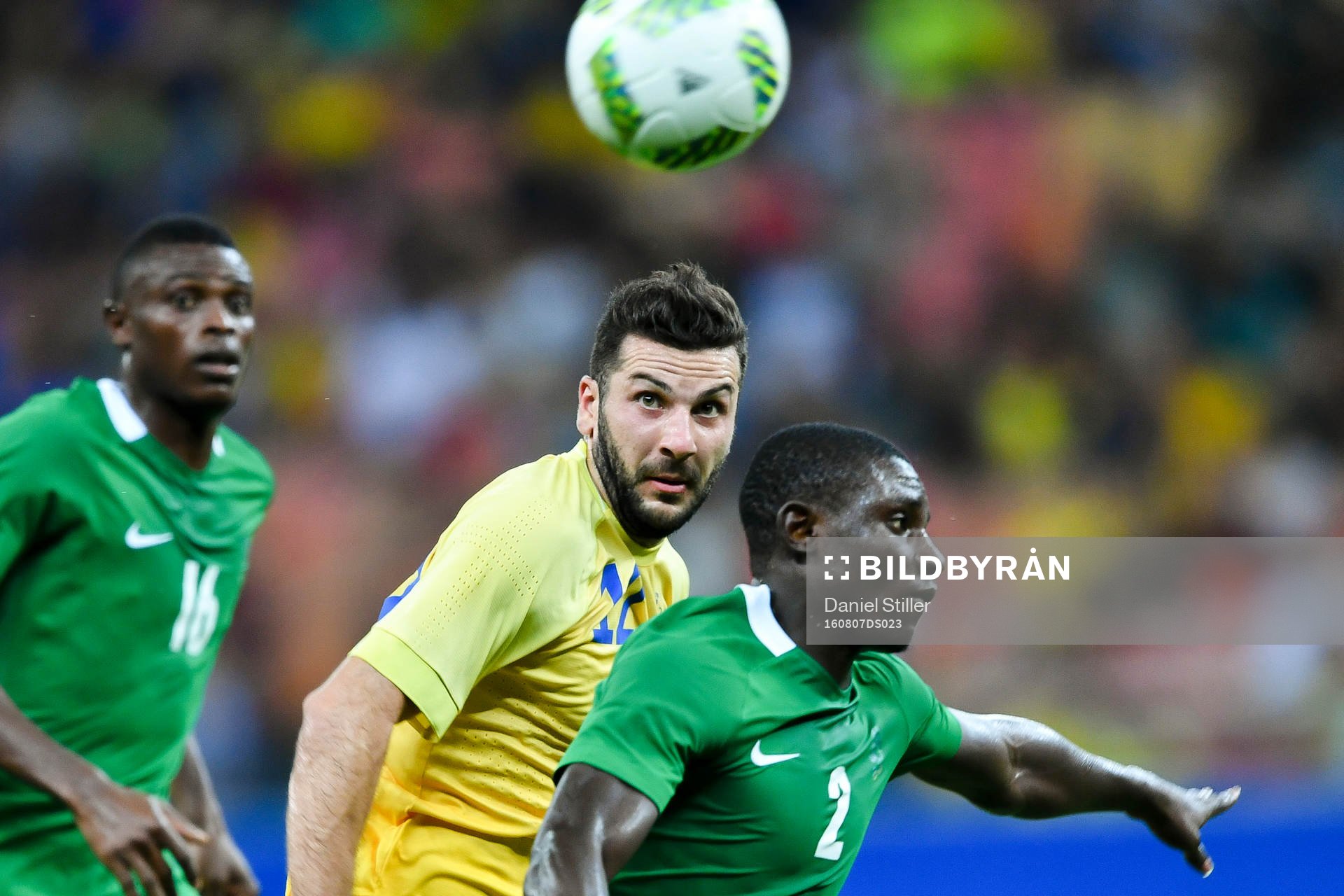 Sveriges Mikael Ishak och Nigerias Muenfuh Sincere