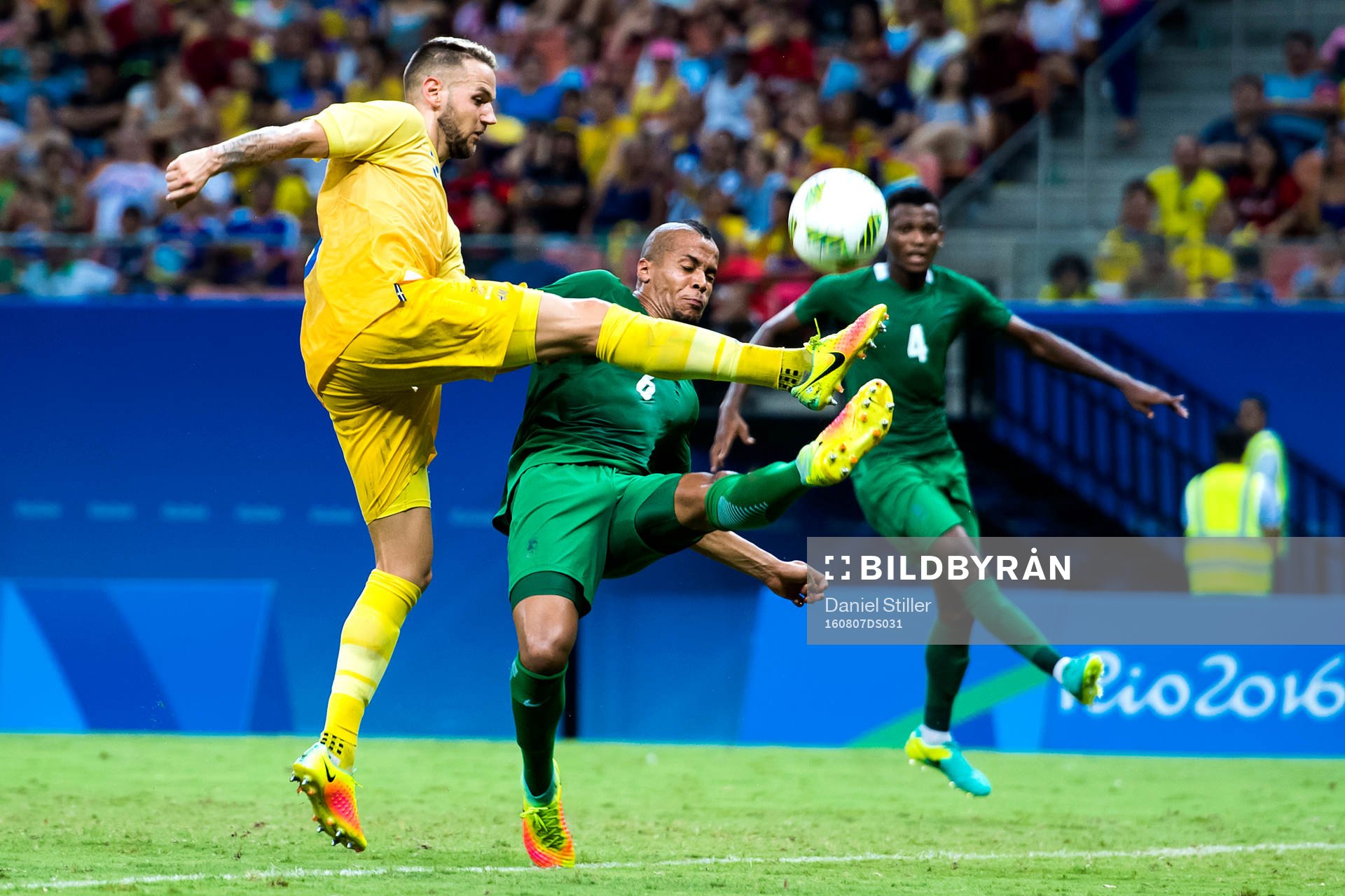 Sveriges Alexander Milosevic i kamp med Nigerias William Ekong under fotbollsmatchen mellan Sverige och Nigeria den 7 augusti 2016 under OS i Manaus.