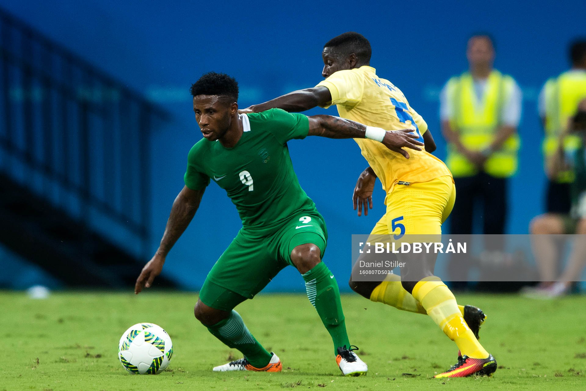 Nigerias Imoh Ezekiel och Sveriges Pa Konate