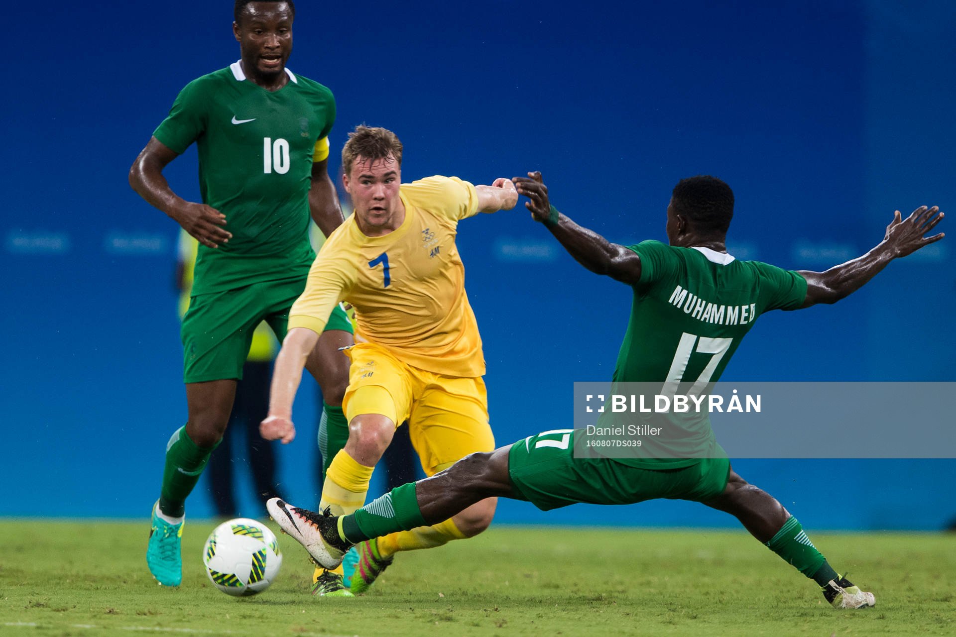 Sveriges Simon Tibbling går förbi Nigerias Usman Muhammed