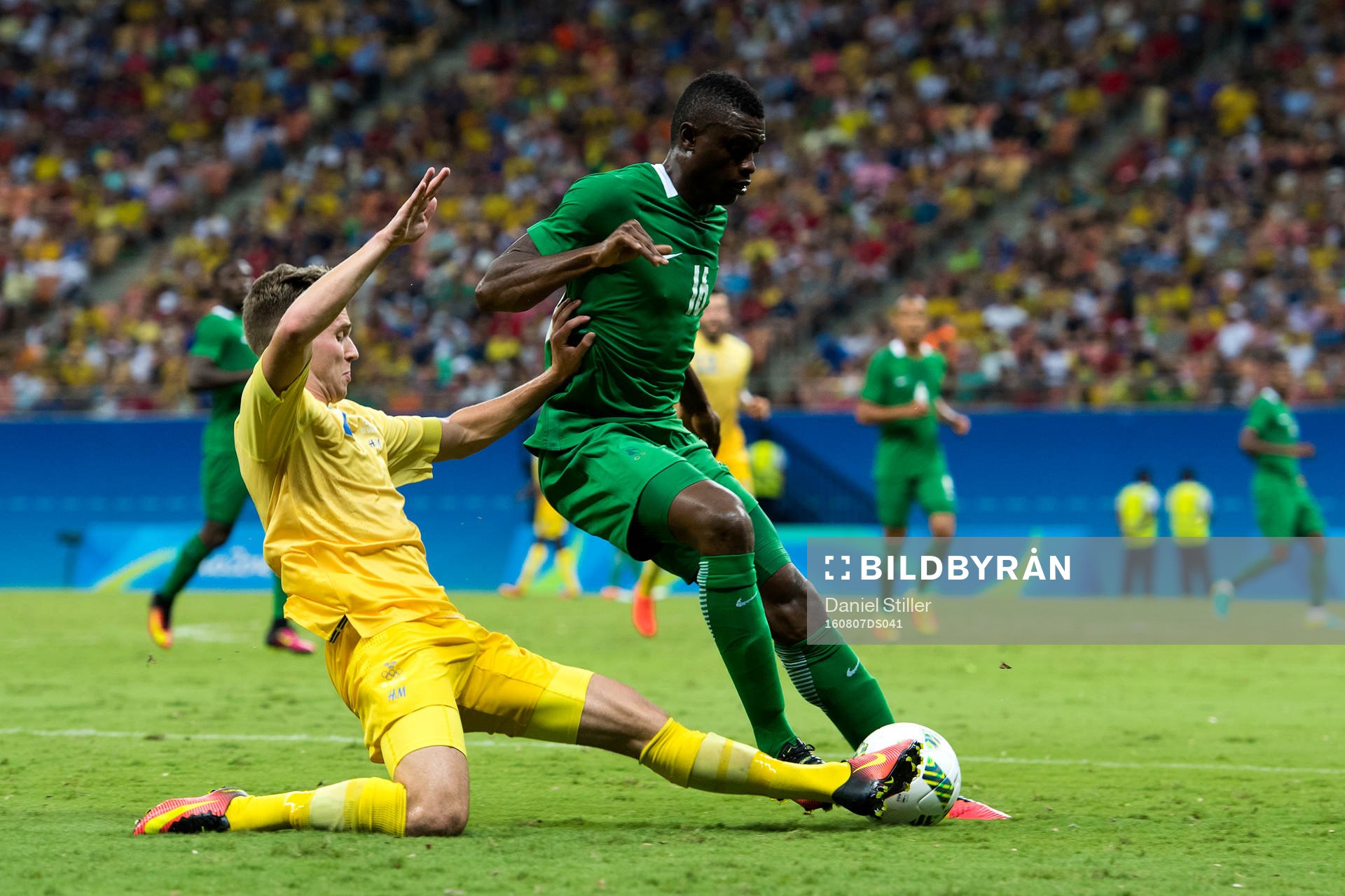 Sveriges Adam Lundqvist och Nigerias Stanley Amuzie