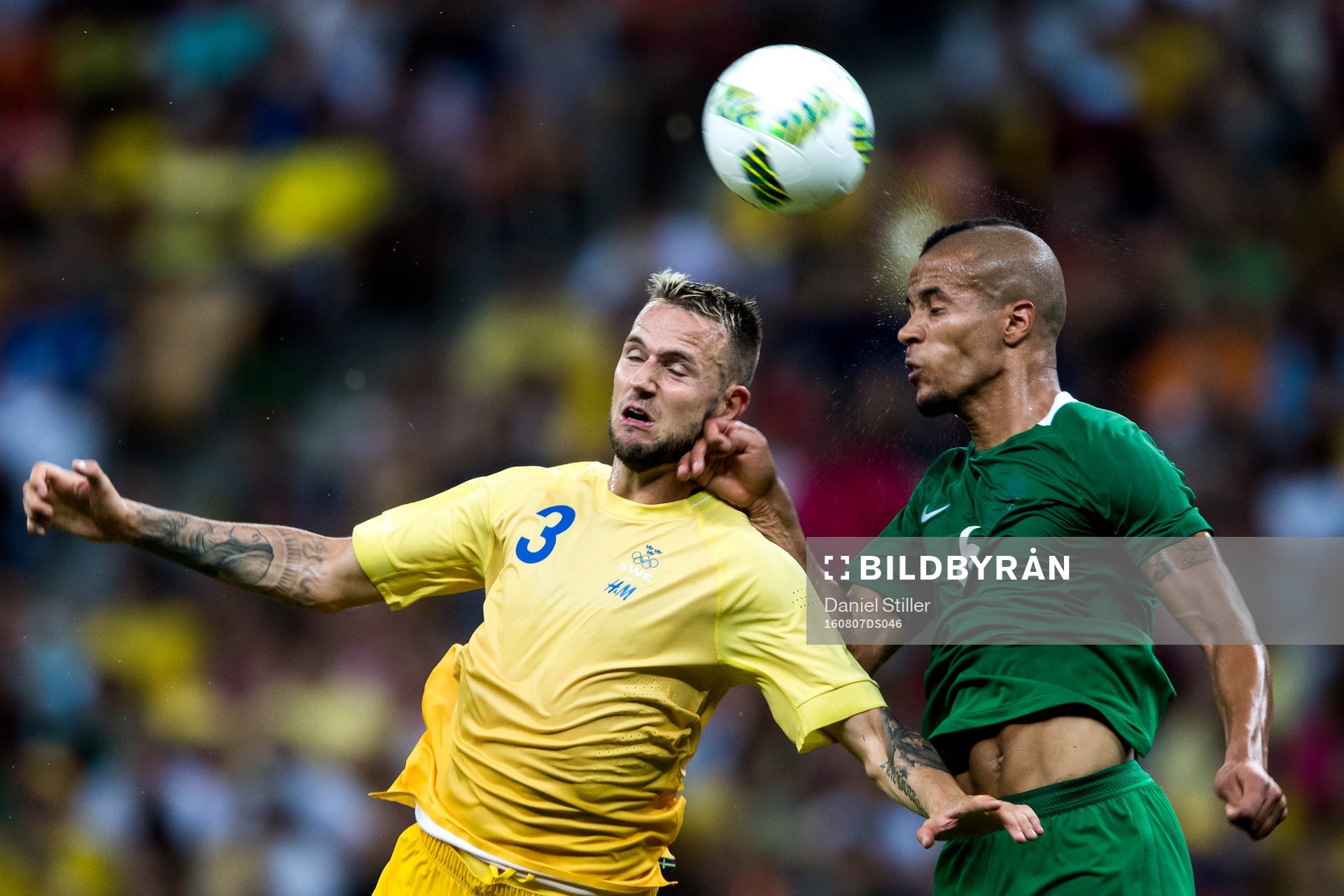 Sveriges Alexander Milosevic och Nigerias William Ekong under fotbollsmatchen mellan Sverige och Nigeria den 7 augusti 2016 under OS i Manaus.