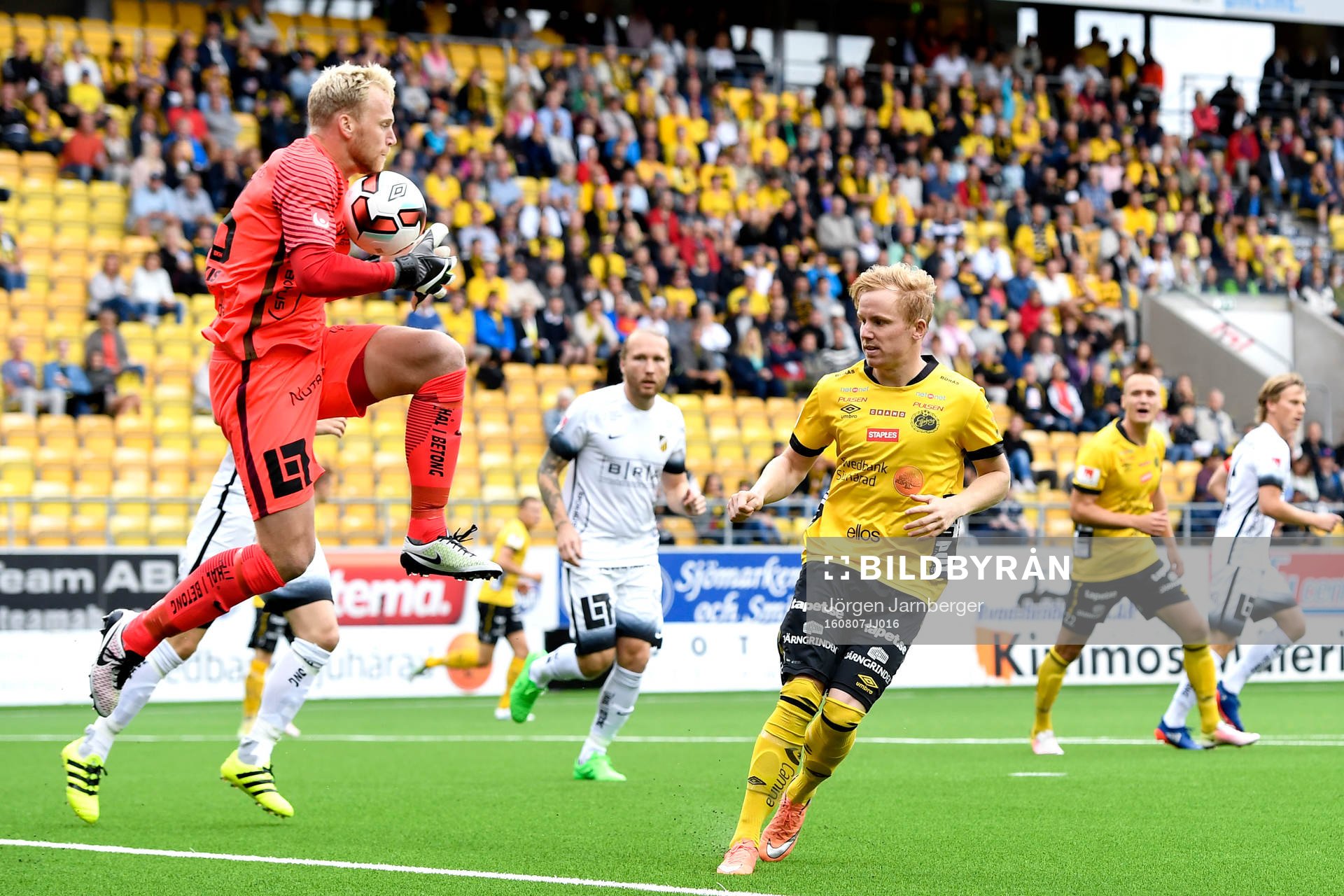 Häckens målvakt Peter Abrahamsson och Elfsborgs Simon Lundevall under fotbollsmatchen i Allsvenskan mellan Elfsborg och Häcken den 7 augusti 2016 i BORÅS.