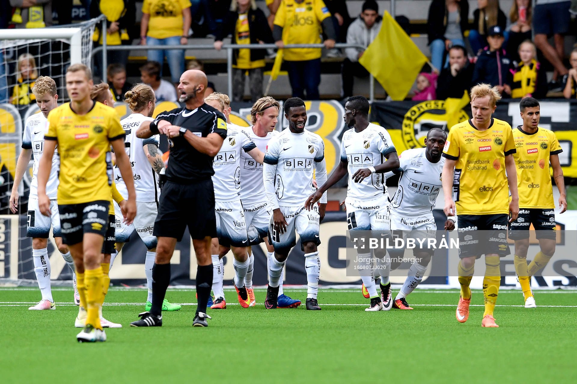 Häckens Mohammed Abubakari jublar med lagkamraterna efter 1-1 under fotbollsmatchen i Allsvenskan mellan Elfsborg och Häcken den 7 augusti 2016 i BORÅS.