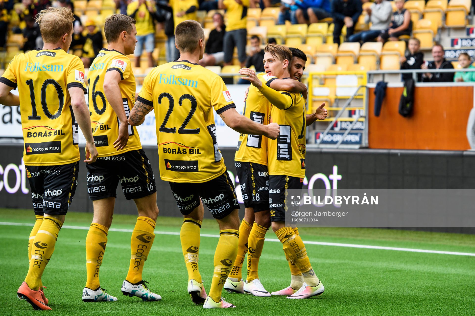 Elfsborgs Simon Hedlund jublar med Rami Kabi