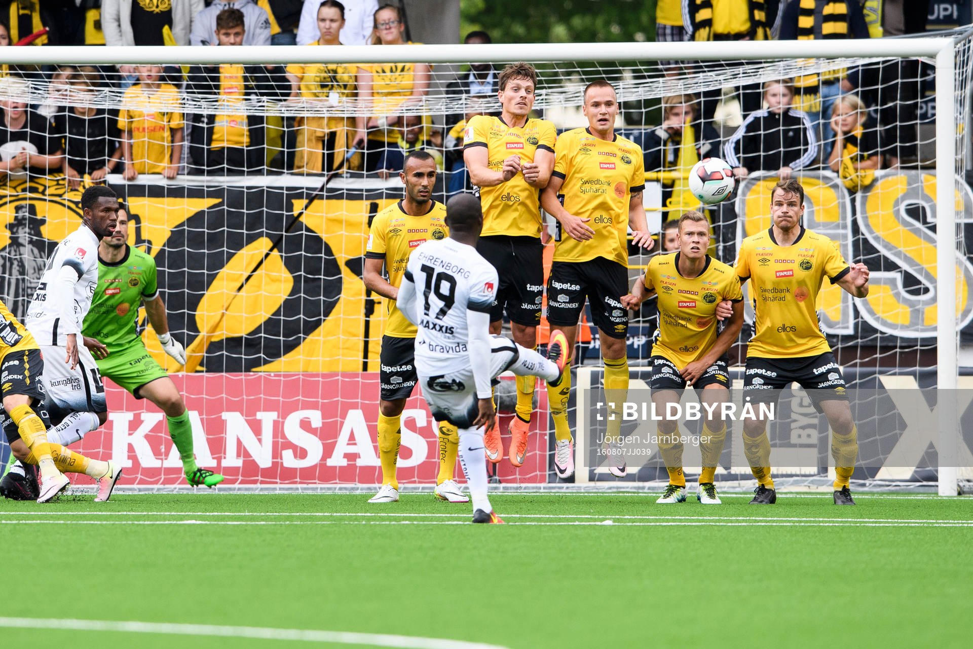 Häckens John Owoeri lägger frispark mot Elfsborgs mur som