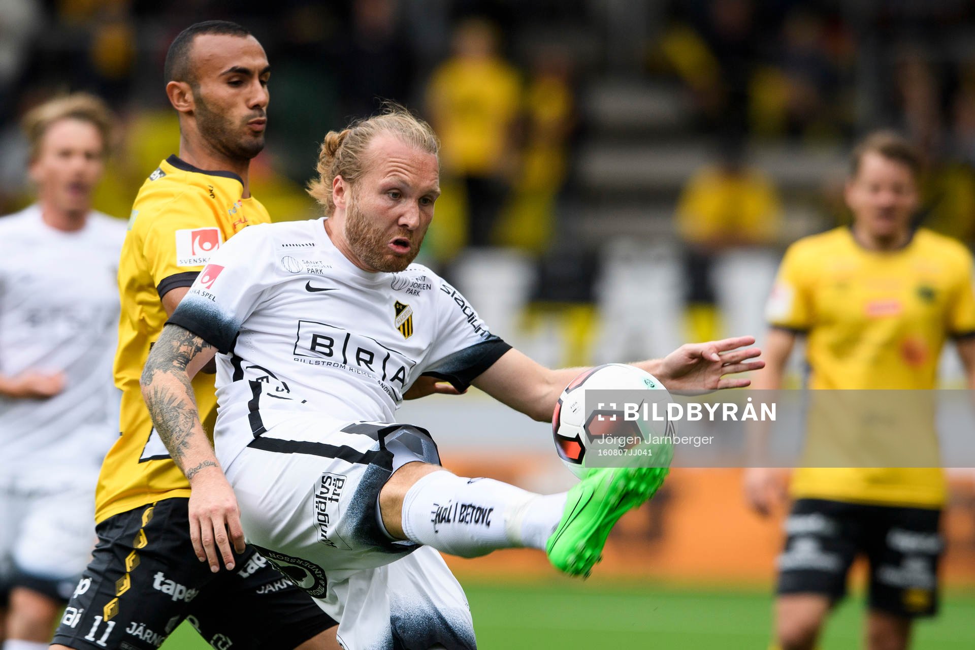 Häckens Emil Wahlström och Elfsborgs Issam Jebali