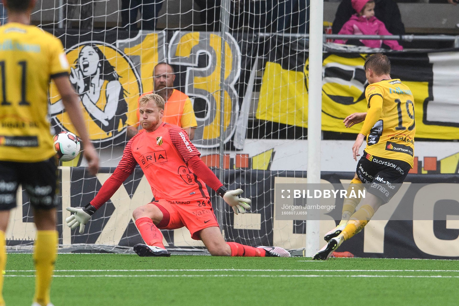 Häckens målvakt Peter Abrahamsson räddar friläge av Elfsborgs Simon Hedlund under fotbollsmatchen i Allsvenskan mellan Elfsborg och Häcken den 7 augusti 2016 i BORÅS.