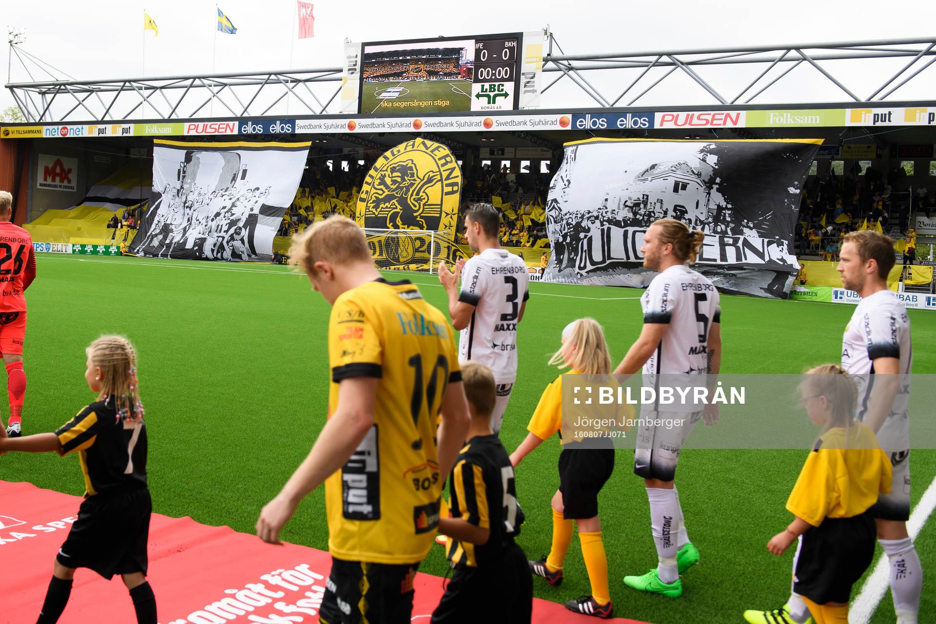 Spelarna marscherar in framför Guliganernas Tifo
