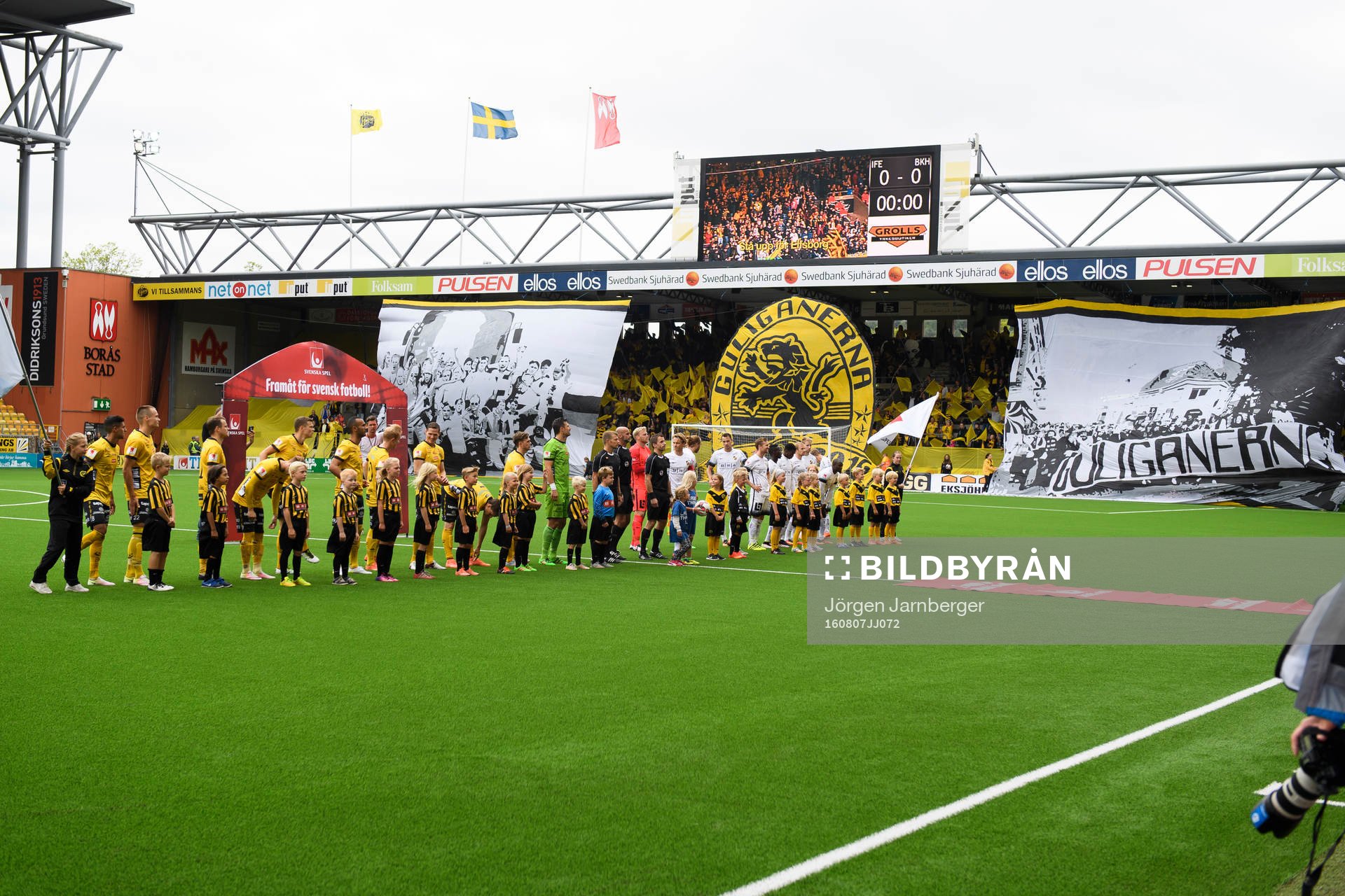 Spelarna uppställda framför Guliganernas Tifo