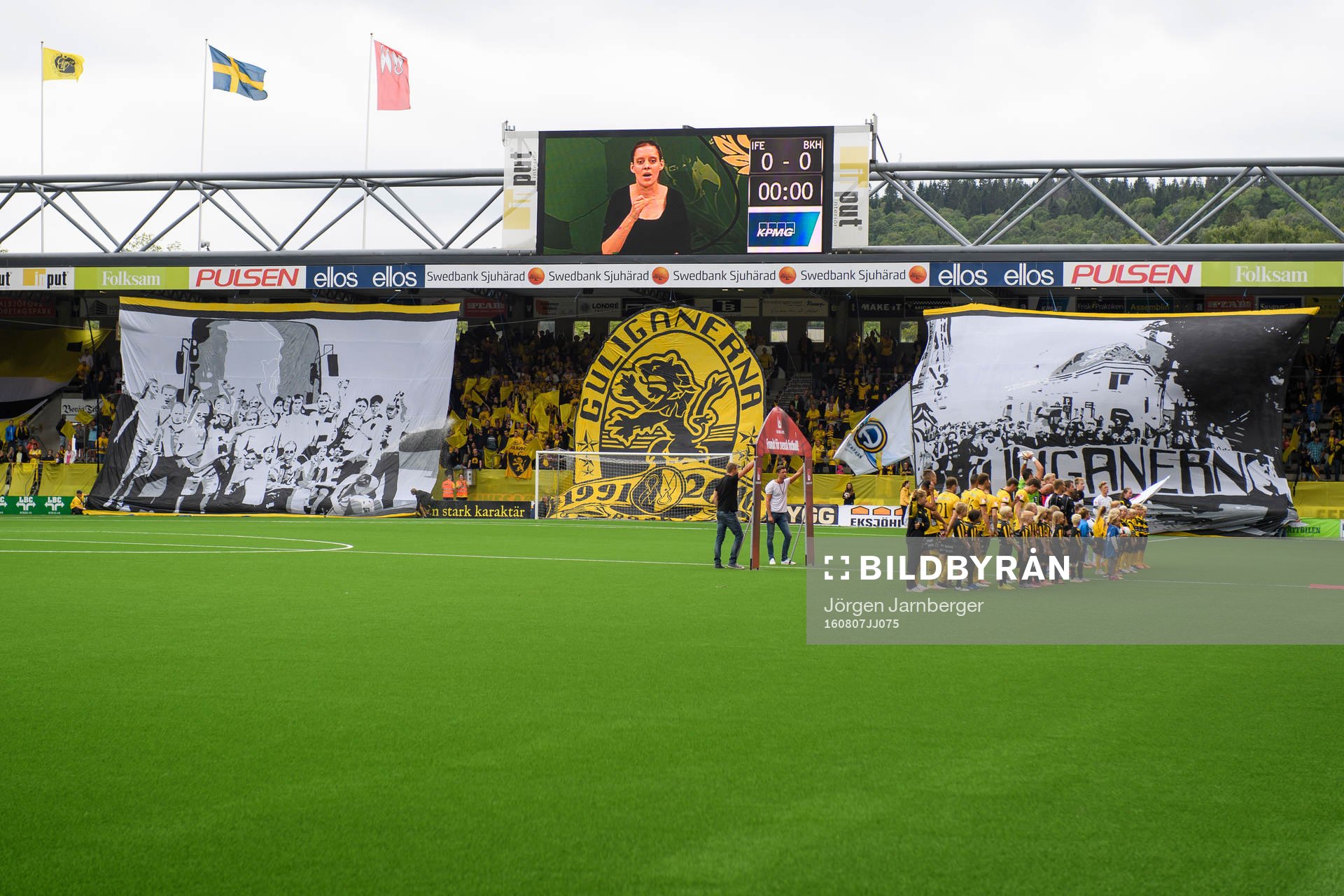 Spelarna uppställda framför Guliganernas Tifo