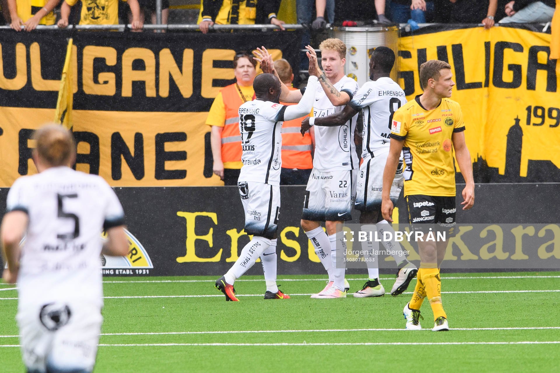 Häckens Samuel Gustafson (mitt i bild) jublar