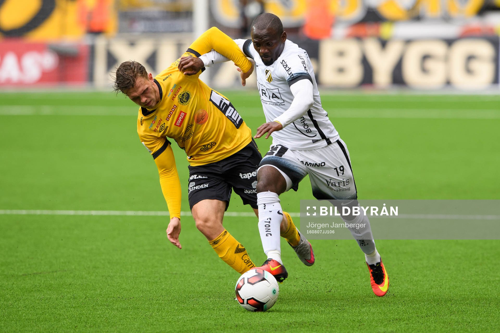 Häckens John Owoeri i kamp med Elfsborgs Jesper Manns under fotbollsmatchen i Allsvenskan mellan Elfsborg och Häcken den 7 augusti 2016 i BORÅS.