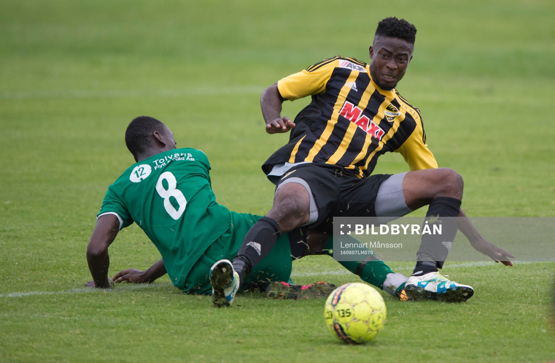 IFK Hässleholms Kojo Annor tacklas i matchen i division 2