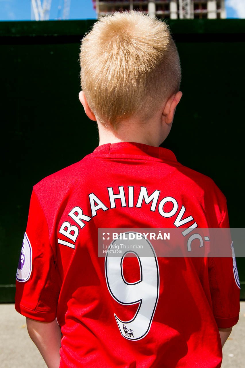 En ung pojke med Manchester Uniteds Zlatan Ibrahimovics