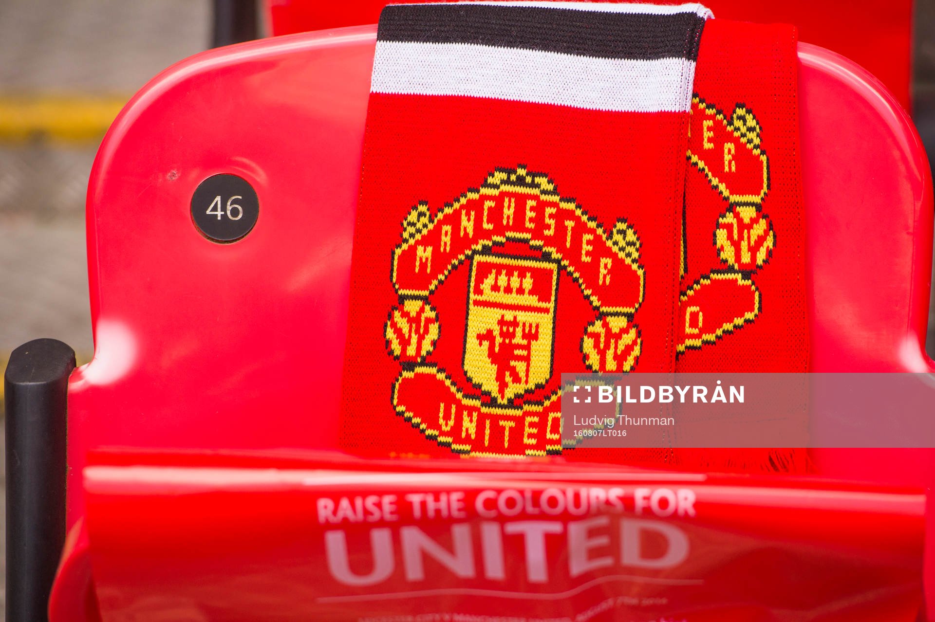En stol med Manchester Uniteds halsduk