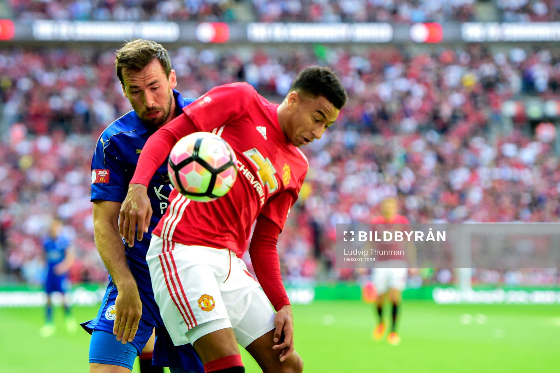 Leicester Citys Christian Fuchs och Manchester Uniteds Jesse Lingard under fotbollsmatchen Community Shield mellan Leicester City och Manchester United den 7 augusti 2016 i London.