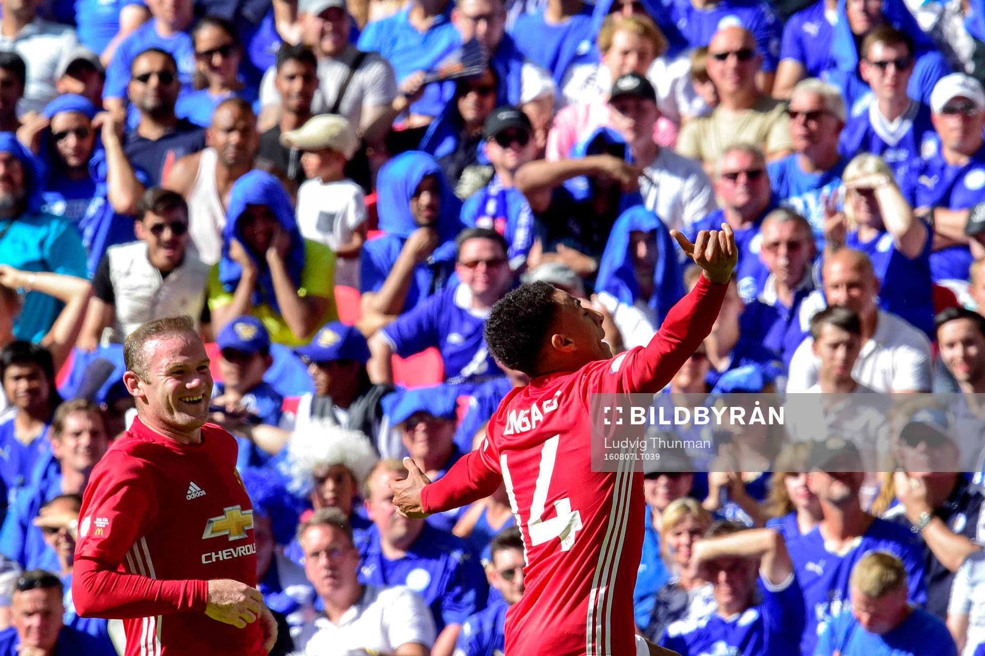 Manchester Uniteds Wayne Rooney och Jesse Lingard jublar