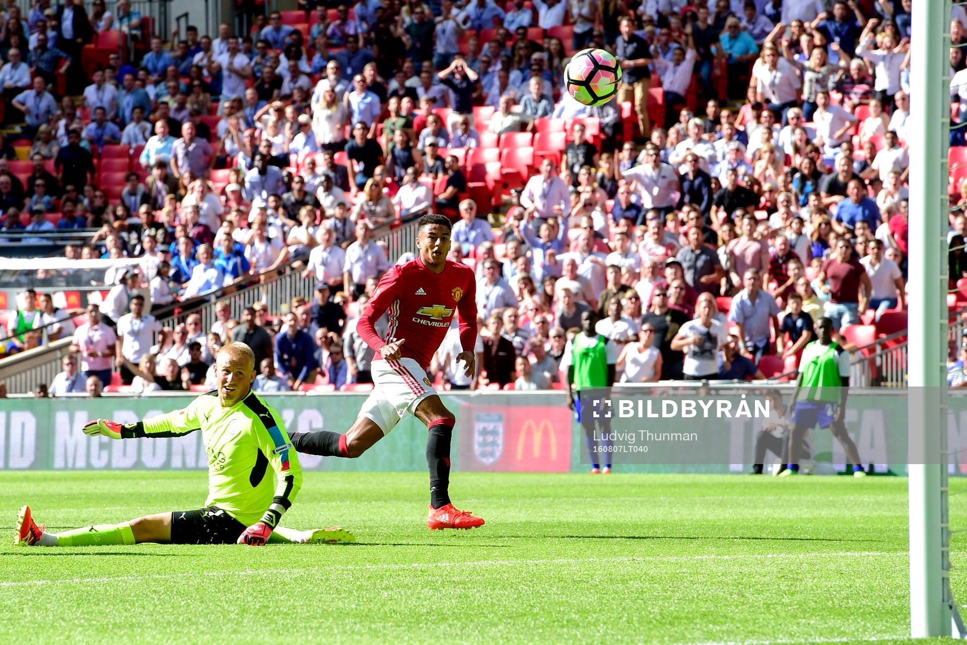 Manchester Uniteds Jesse Lingard gör 0-1 bakom Leicester