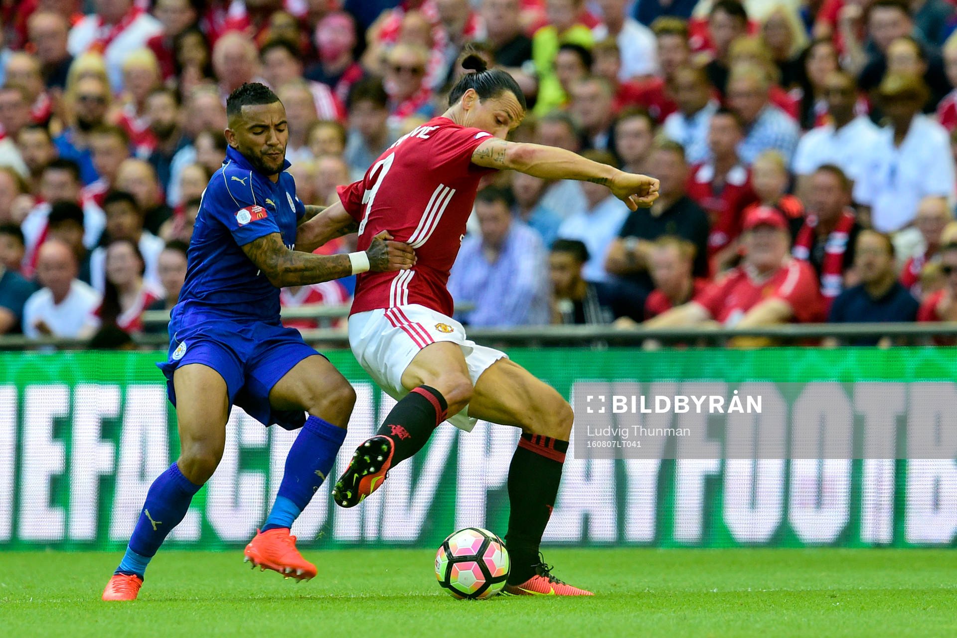 Leicester Citys Danny Simpson och Manchester Uniteds Zlatan