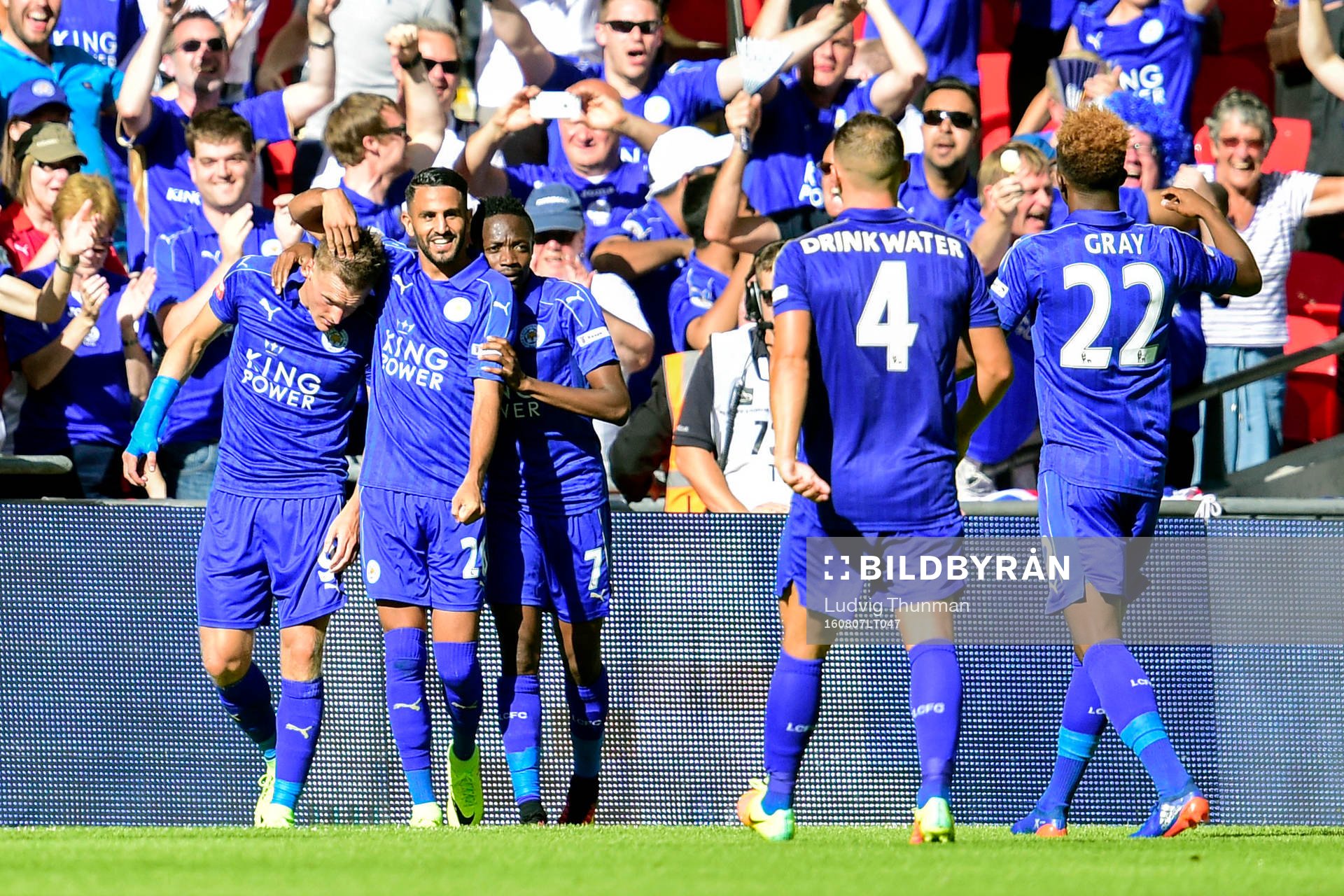 Leicester Citys Jamie Vardy jublar med lagkamraterna