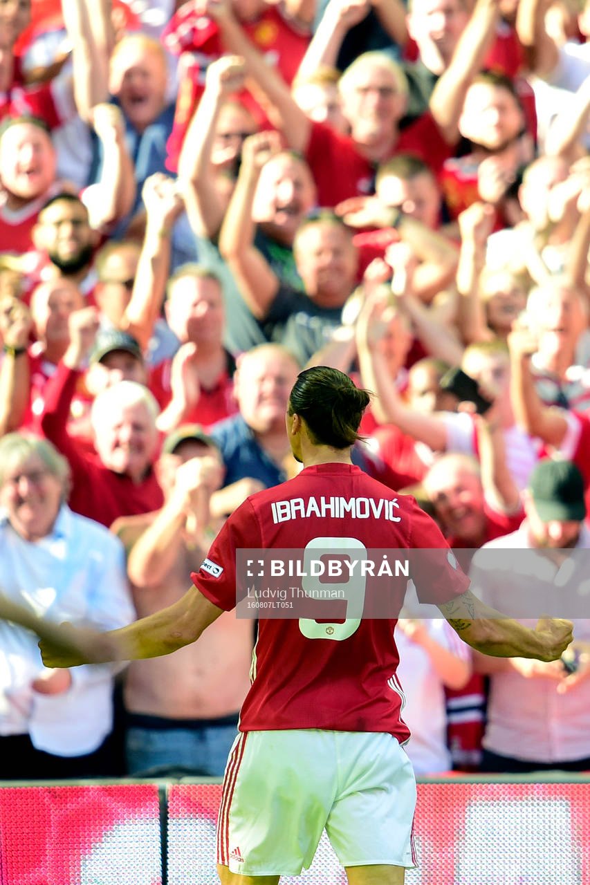 Manchester Uniteds Zlatan Ibrahimovic jublar