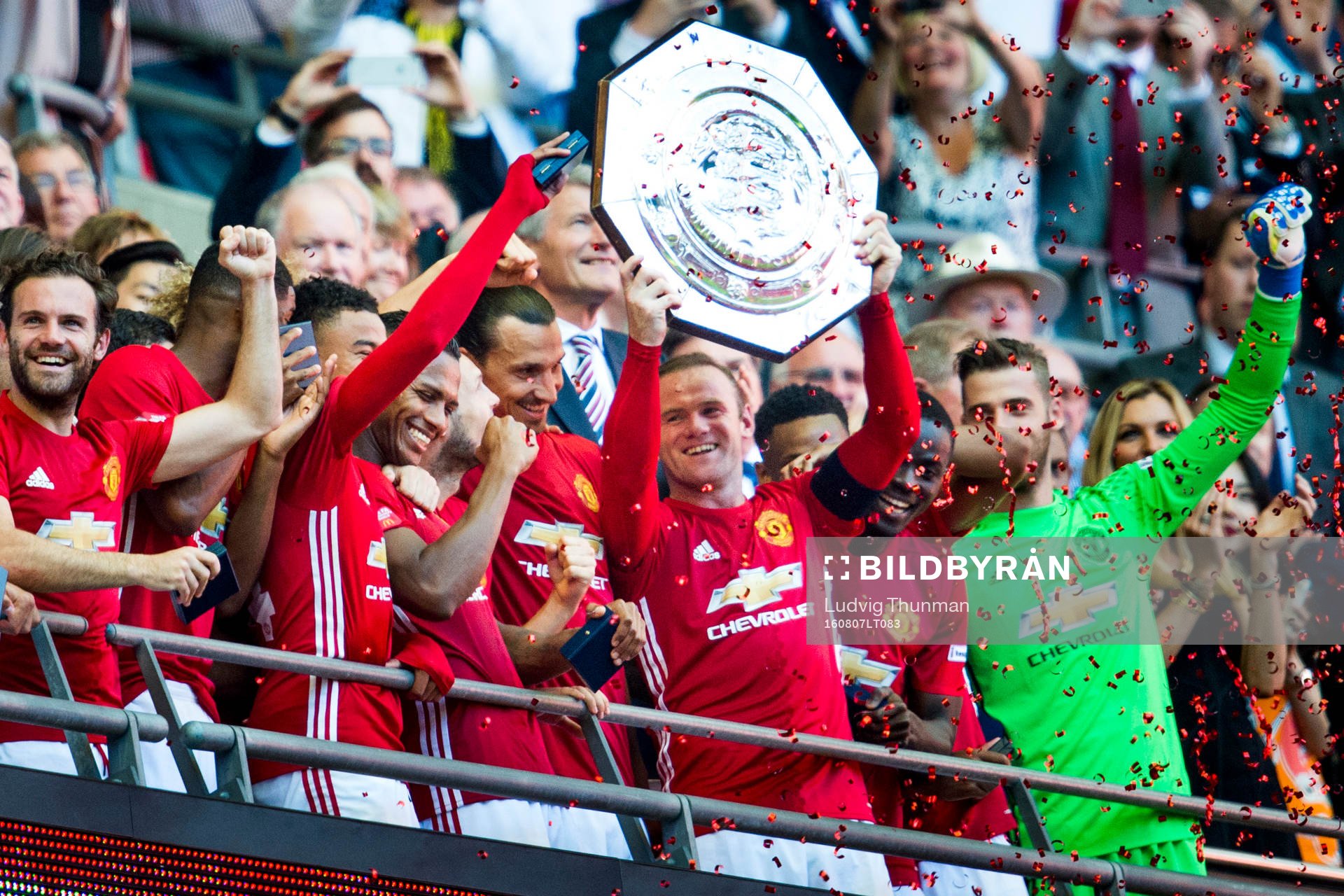 Manchester Uniteds Wayne Rooney med pokalen Community Shield