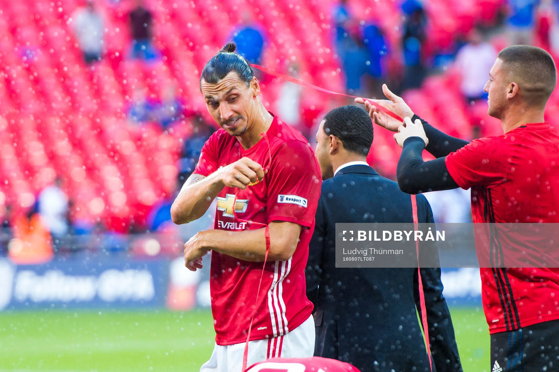 Manchester Uniteds Zlatan Ibrahimovic plockar bort konfetti