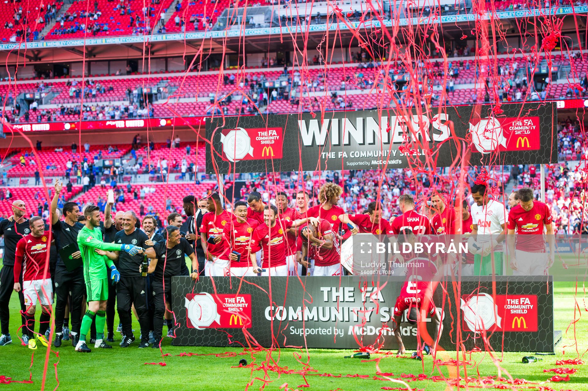 Manchester Uniteds spelare firar efter segern i fotbollsmatchen Community Shield mellan Leicester City och Manchester United den 7 augusti 2016 i London.