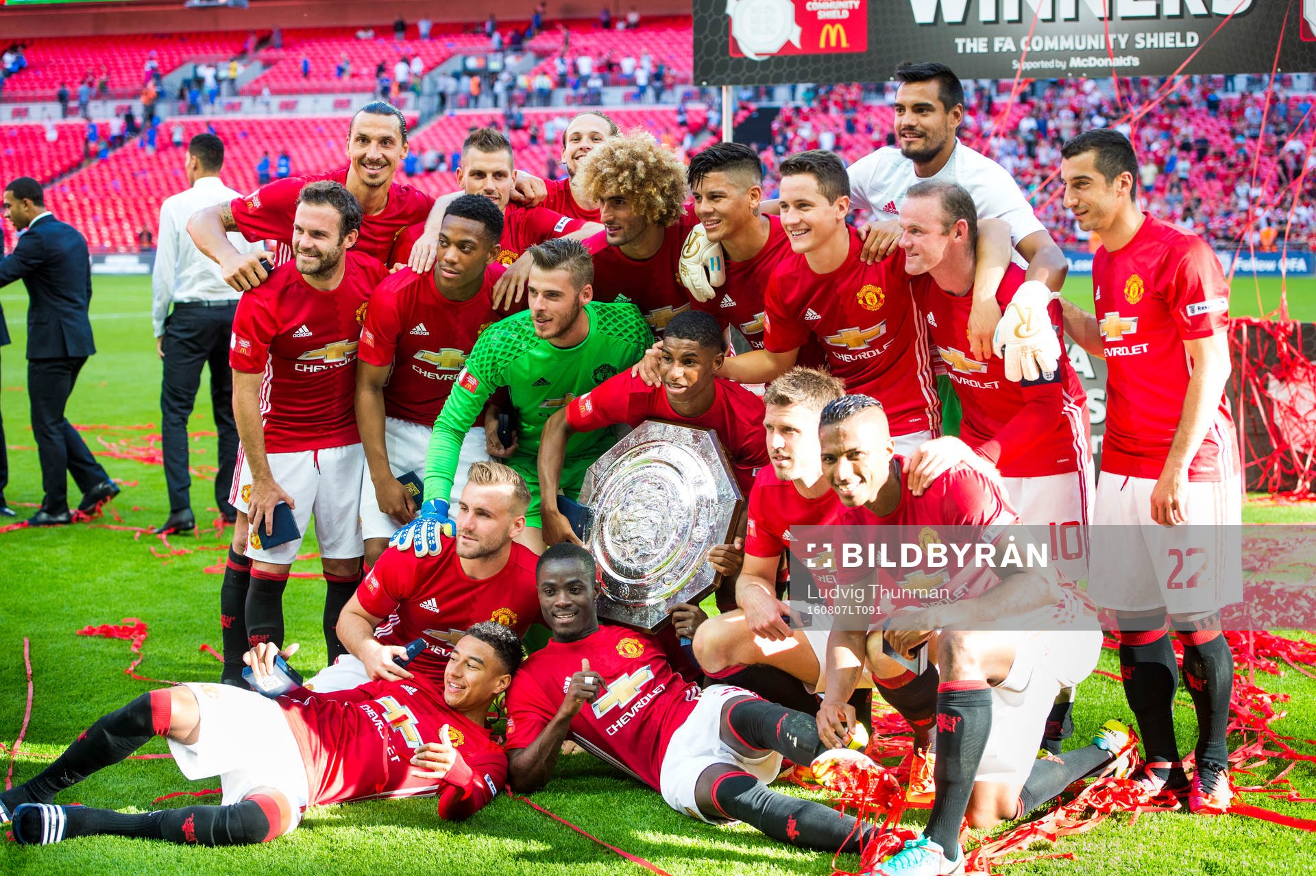 Manchester Uniteds spelare firar efter segern i fotbollsmatchen Community Shield mellan Leicester City och Manchester United den 7 augusti 2016 i London.