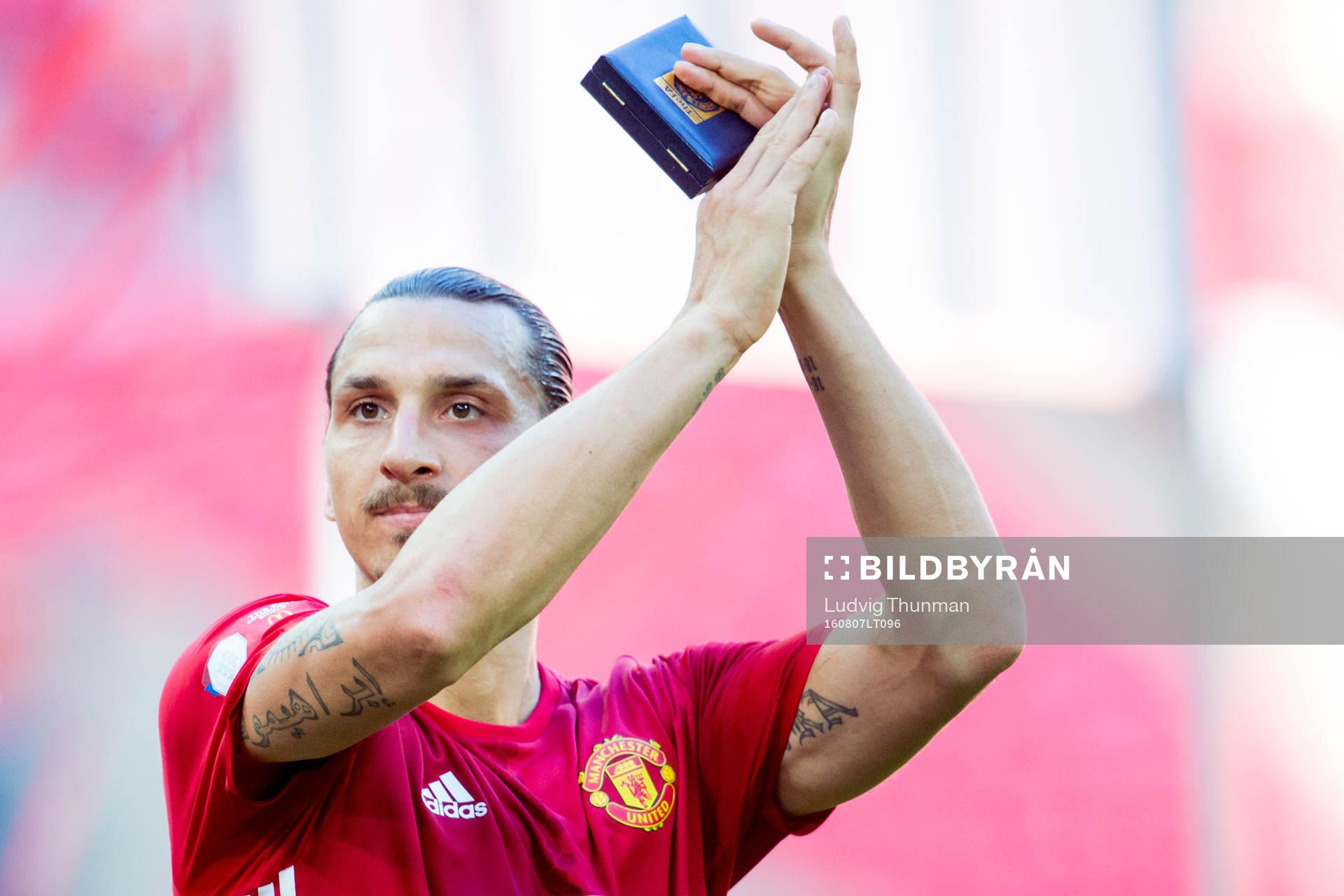 Manchester Uniteds Zlatan Ibrahimovic tackar publiken