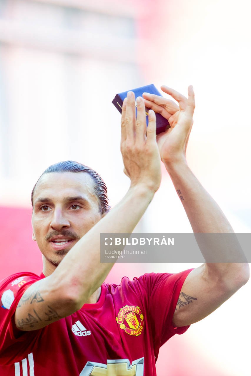 Manchester Uniteds Zlatan Ibrahimovic tackar publiken