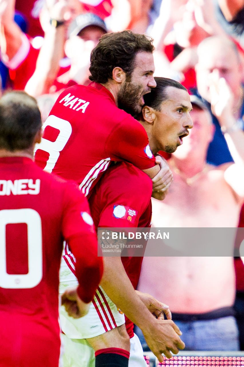 Manchester Uniteds Zlatan Ibrahimovic jublar med Juan Mata