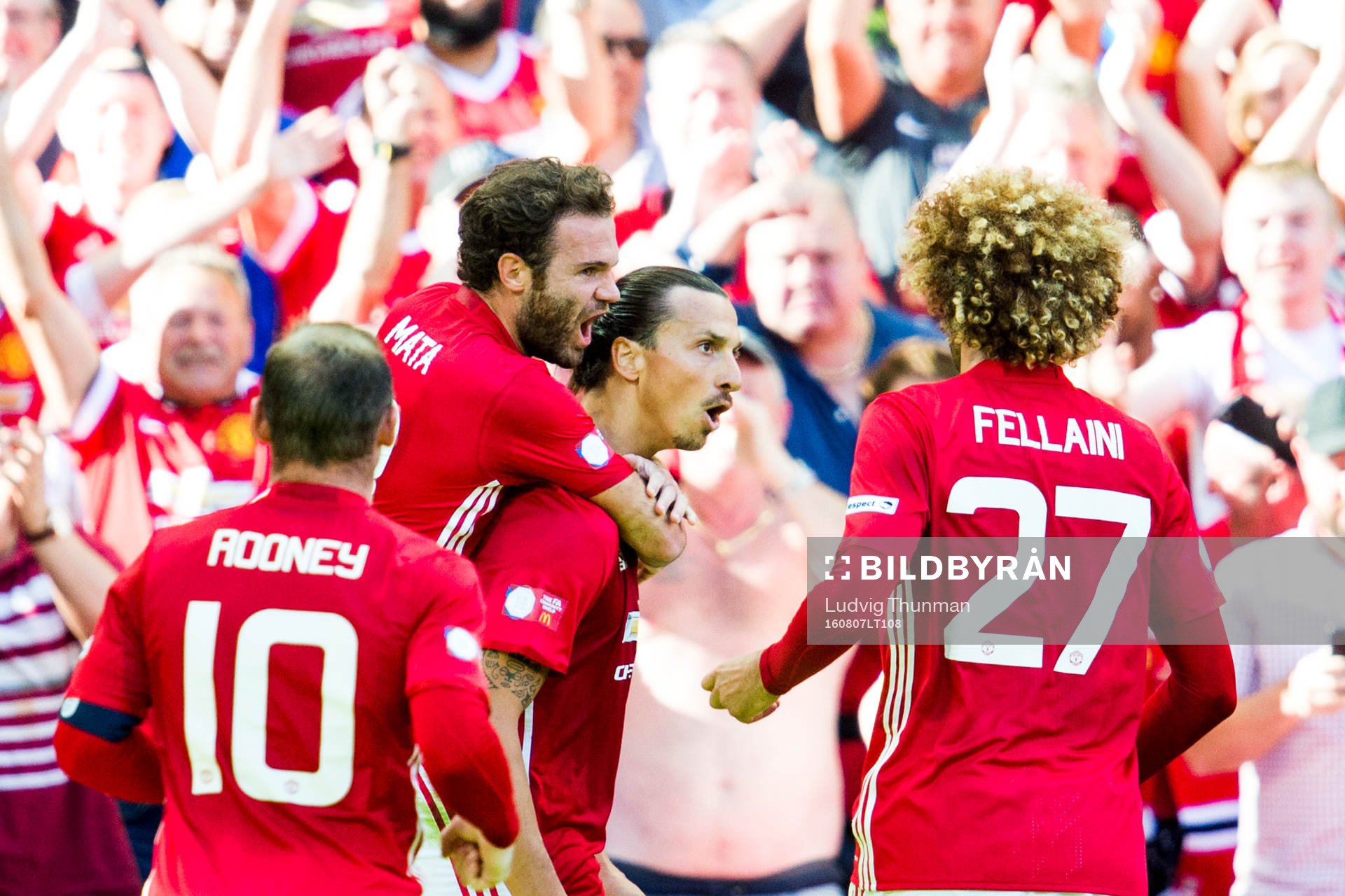 Manchester Uniteds Zlatan Ibrahimovic jublar med Juan Mata